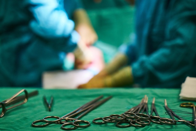 Cirurgião deixa uma luva e cinco compressas dentro do corpo de uma mulher